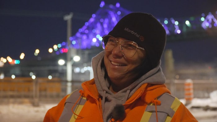 Une employée de la Ville de Montréal sourit lors d'une entrevue avec Patrice Roy. 