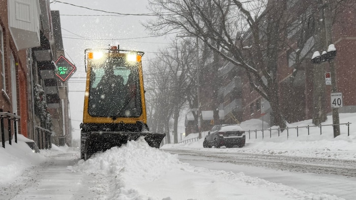 Les accumulations de neige ont compliqué les déplacements à Québec, jeudi.