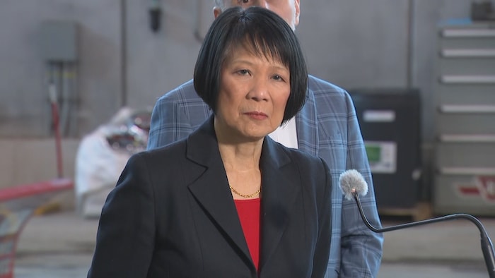 Olivia Chow regarde les médias lors d'un point de presse.