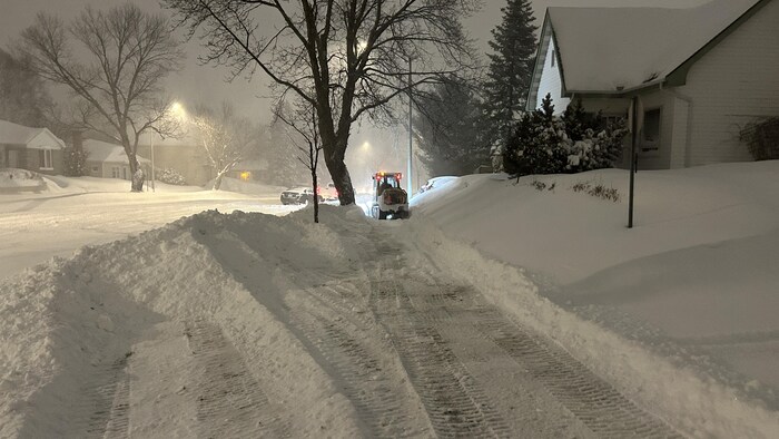 Un déneigeur gratte un trottoir à Rouyn-Noranda.