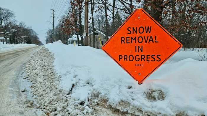 Amas de neige à la bordure d'une route.