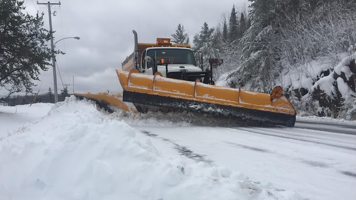 Tonnes de sel, déneigeuses et température de la route Les