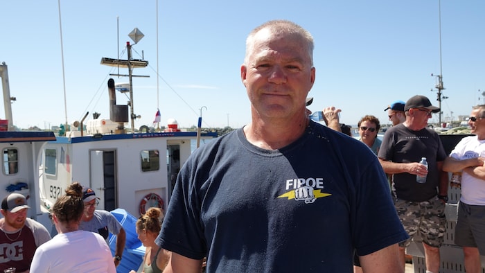 Denis Déraspe devant son bateau.