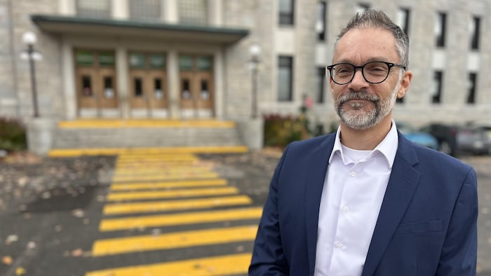 Denis Deschamps devant le Cégep.