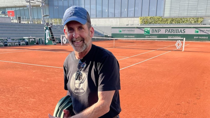 Denis Ferland sur un court de tennis.