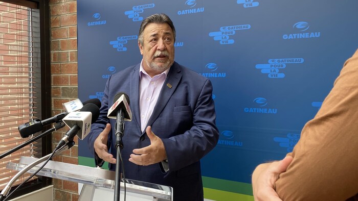 Denis Girouard en mêlée de presse le 24 septembre 2024. 