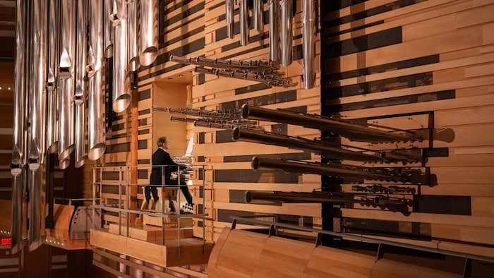 Un homme joue de l'orgue.