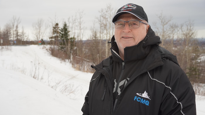 Denis Langevin dans un sentier de motoneige.