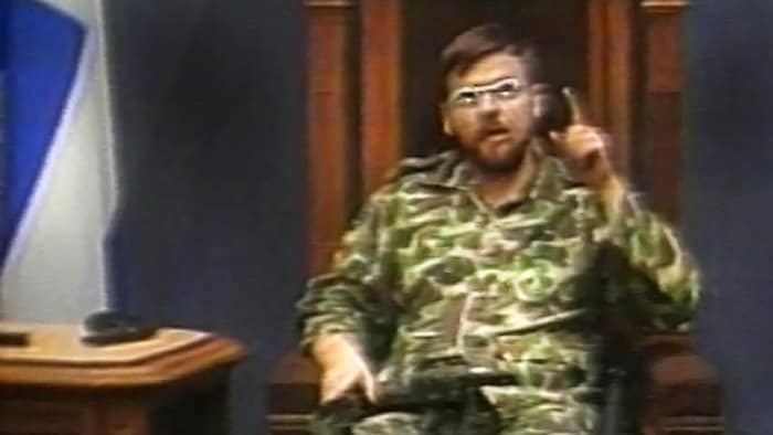 Habillé d'un uniforme militaire, Denis Lortie s'est assis sur le siège habituellement occupé par le président de l'Assemblée nationale.