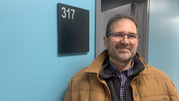 Un homme dans un corridor