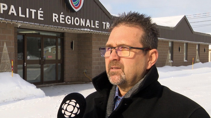 Denis Losier interviewé devant l'hôtel de ville.