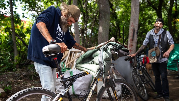 Denis et Mario préparent leur vélo.