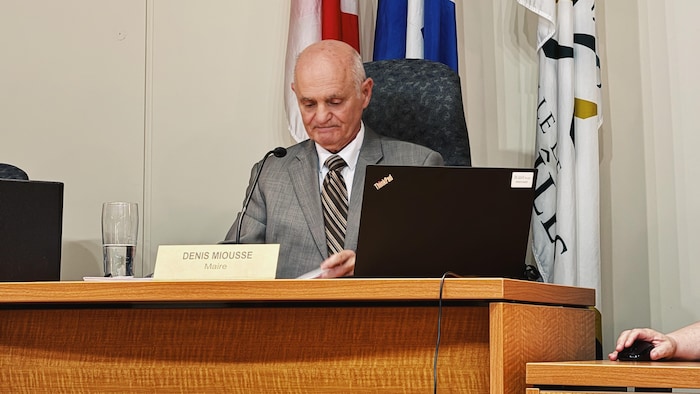 Denis Miousse au conseil municipal de la Ville de Sept-Îles.