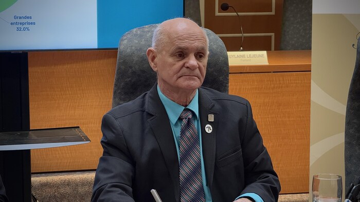 Le maire de Sept-Îles Denis Miousse lors de la présentation du budget de la ville en décembre 2024