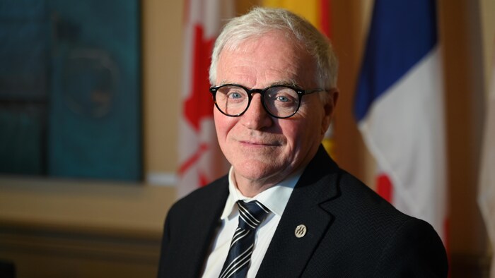 Denis Prud'homme pose pour la photo.