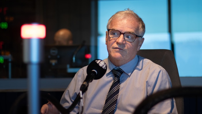 Denis Prud'homme dans un studio de radio.