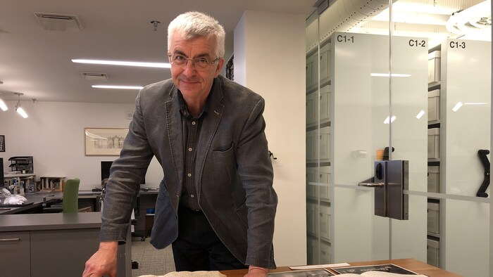 Denis Robitaille, responsable de la candidature des archives des Augustines pour le registre de la mémoire du monde de l'UNESCO, au cœur du Centre d'archives.