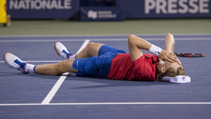 Le Canadien Denis Shapovalov célèbre sa victoire alors qu’il a battu Rafael Nadal, le 10 août 2017, lors de la Coupe Rogers, à Montréal.