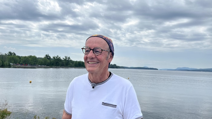 un homme devant un lac.