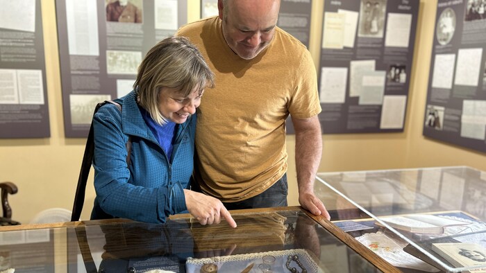 Denise et Bertrand Dupuis admirent des objets en exposition à la Maison Gabrielle-Roy, le 27 mai 2023.