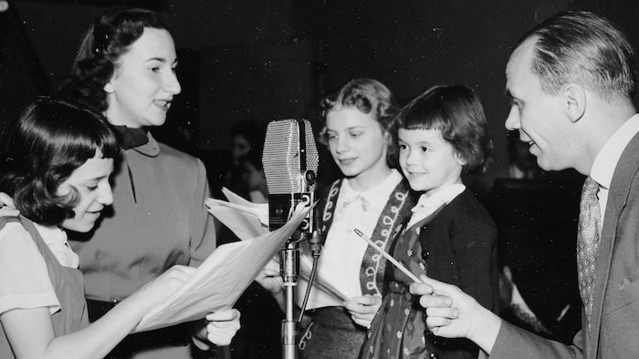 L'émission Les ondes enfantines en 1955. Sur cette photo, de gauche à droite, Denise Bombardier, Yvonne Audet (Mme Jean-Louis Audet), deux jeunes élèves de Mme Audet et Roger de Vaudreuil, réalisateur.
 