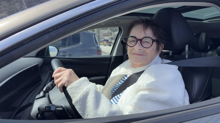 Denise Lapointe dans sa voiture.