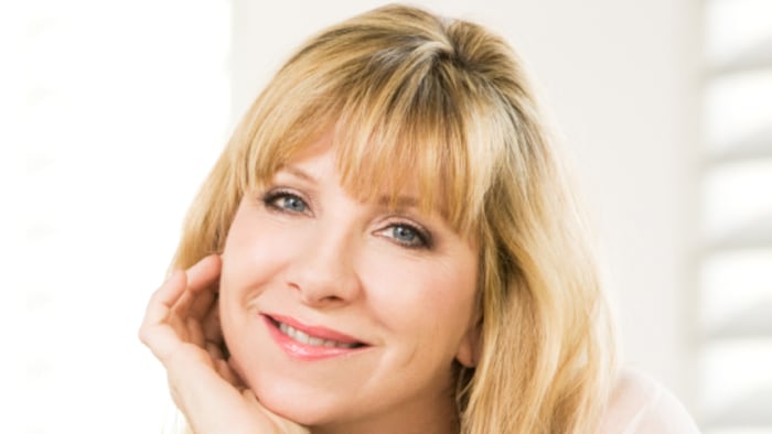 Portrait de la productrice souriant. 