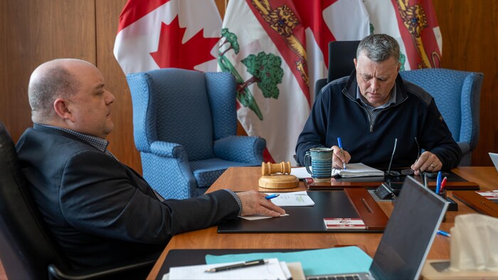 Gilles Arsenault et Dennis King assis à une table.