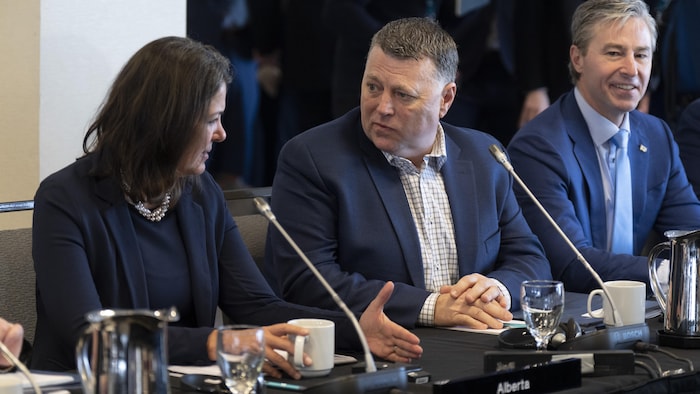 Le premier ministre de l'Île-du-Prince-Édouard Dennis King (au centre), discute avec la première ministre de l'Alberta Danielle Smith (à gauche). Avec le premier ministre de la Nouvelle-Écosse Tim Houston (à droite), ils participent à un point de presse à Ottawa, le 7 février 2023.