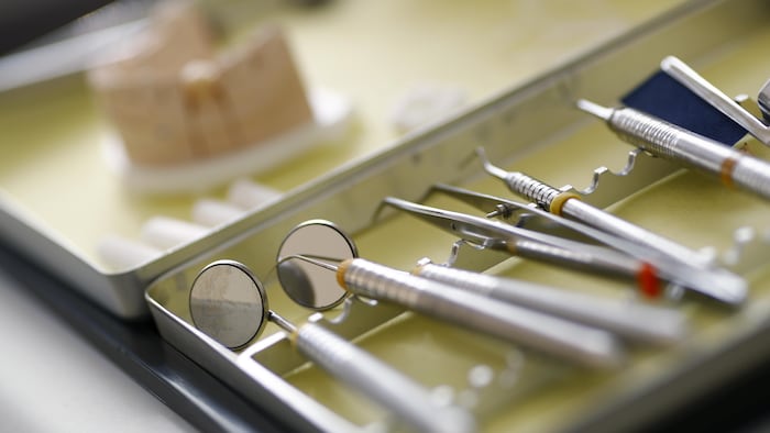 Les instruments d'un dentiste sur un plateau dans une clinique dentaire à Hanau, en Allemagne, le 7 mars 2016.