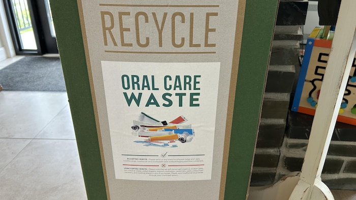 On peut y déposer les tubes de dentifrice vides, les brosses à dents usagées, les contenants de soie dentaire et parfois même les emballages.