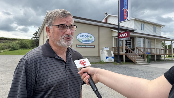 Il parle en direction d'un micro de Radio-Canada.