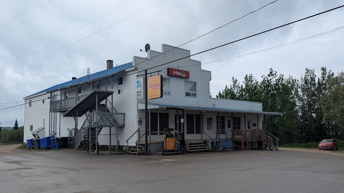 Au magasin général de Laforce, les pancartes annonces le Marché Devlin, un Fritou, Pétrole Témis et un bureau de Poste Canada.