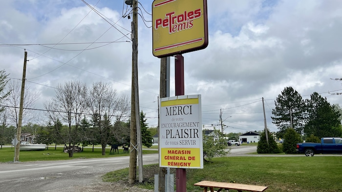 Une pancarte du magasin général de Rémigny remercie les clients de leur encouragement.