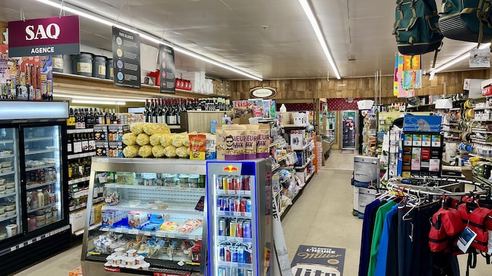 Des aliments, de la boisson et des vêtements à vendre.