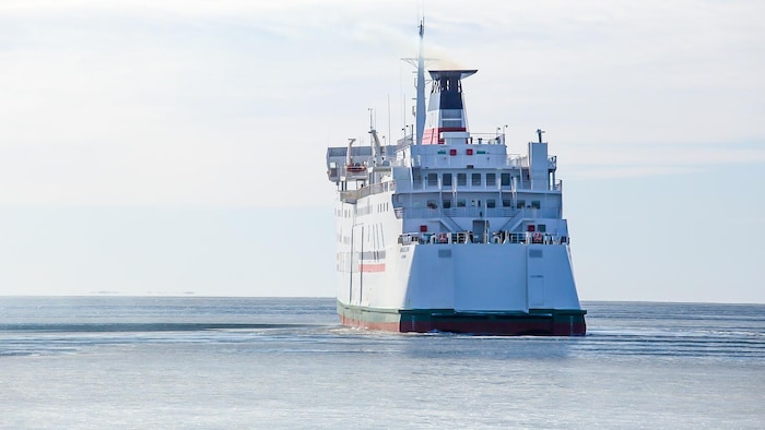 Un bateau blanc navigue dans les eaux.