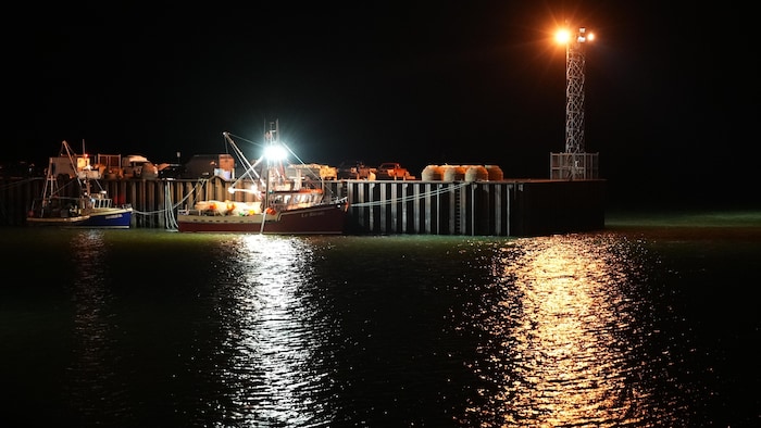 Un quai et un bateau.