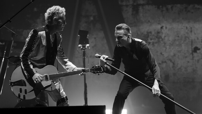 Martin Gore et Dave Gahan , membres restants de Depeche Mode sur scène au Centre Bell à Montréal. 
