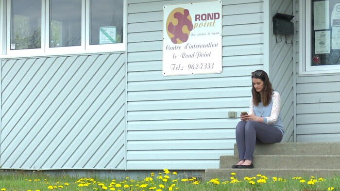 L'intervenante en dépendance Dominique Leclerc texte assise devant le centre Le Rond-Point