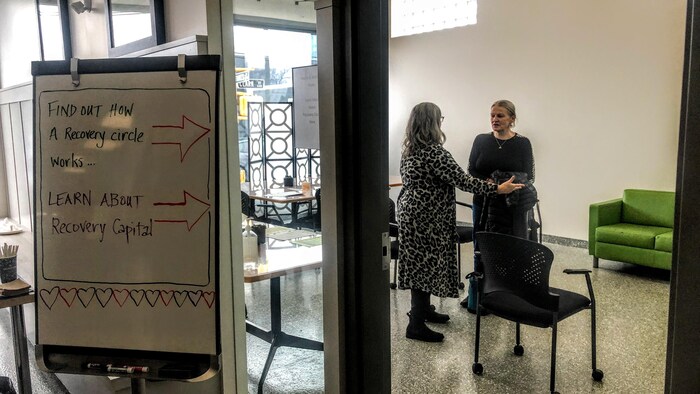 À Vancouver, le Recovery Café soigne les dépendances grâce à une ...