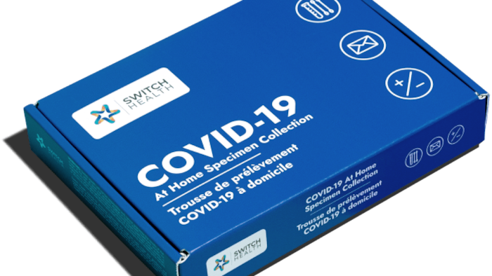 Une trousse de prélèvement COVID-19 à domicile de l'entreprise Switch Health présentée dans une boîte bleue. 