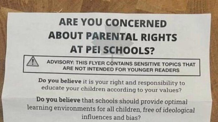 Un dépliant s'opposant aux politiques d'inclusion et d'identité de genre adoptées dans les écoles.