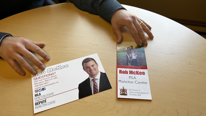 Des dépliants montrant comment contacter Rob McKee.