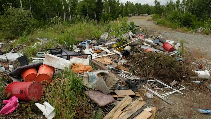 Dépotoir sauvage à Rouyn-Noranda rempli de déchets en pleine nature