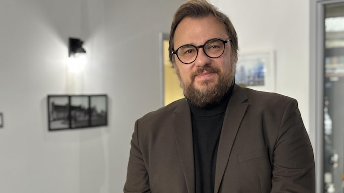 Mario Simard pose dans son bureau.