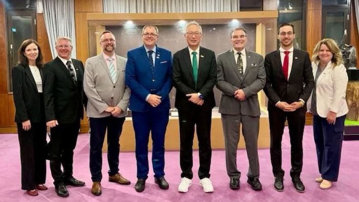 Les membres de la délégation du Nouveau-Brunswick et le sous-ministre des Affaires étrangères, François Chih-chung Wu, posent pour la photo.