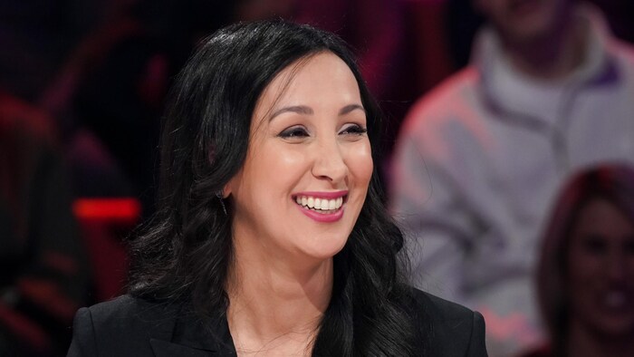النائبة الليبرالية مروة رزقي مبتسمة وهي تشارك في برنامج تلفزيوني.