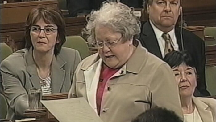 Suzanne Tremblay lit un document debout dans la Chambre des Communes.