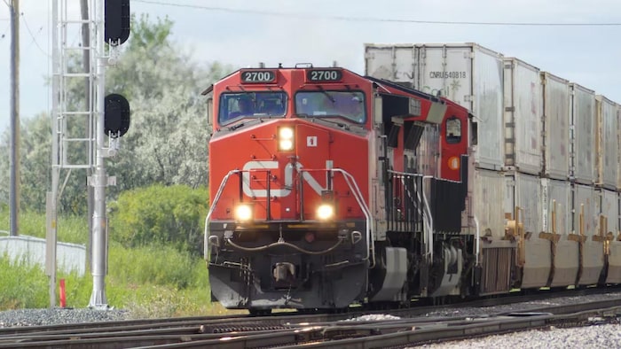 Un train de la Compagnie des chemins de fer nationaux du Canada (CN).