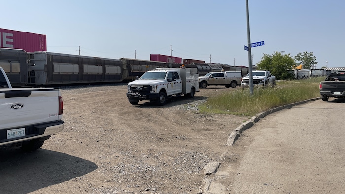 Un train dans un site ferroviaire à Regina.